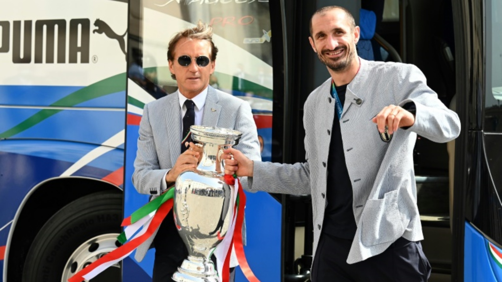 مدرّب المنتخب الإيطالي روبرتو مانشيني (يسار) وقائده جورجو كييليني يحملان كأس أوروبا 2020 قبل حفل تكريمي في القصر الرئاسي ف يالعاصمة روما في 12 تموز/ يوليو 2021.