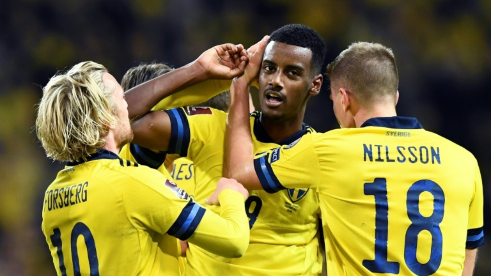 السويدي ألكسندر إيزاك (وسط) يحتفل بتسجيله الهدف الثاني في مرمى كوسوفو خلال التصفيات الأوروبية المؤهلة لمونديال قطر 2022، في 9 تشرين الأول/أكتوبر 2021.