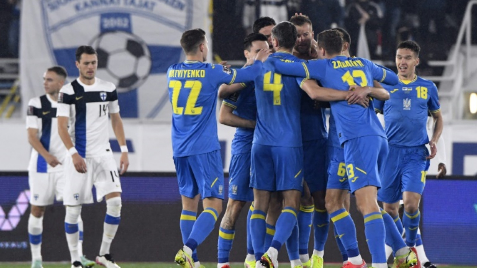 لاعبو المنتخب الأوكراني يحتفلون بهز شباك مضيفتهم فنلندا في التصفيات الأوروبية المؤهّلة لمونديال قطر 2022 في هلسنكي في التاسع من تشرين الأول/أكتوبر 2021.