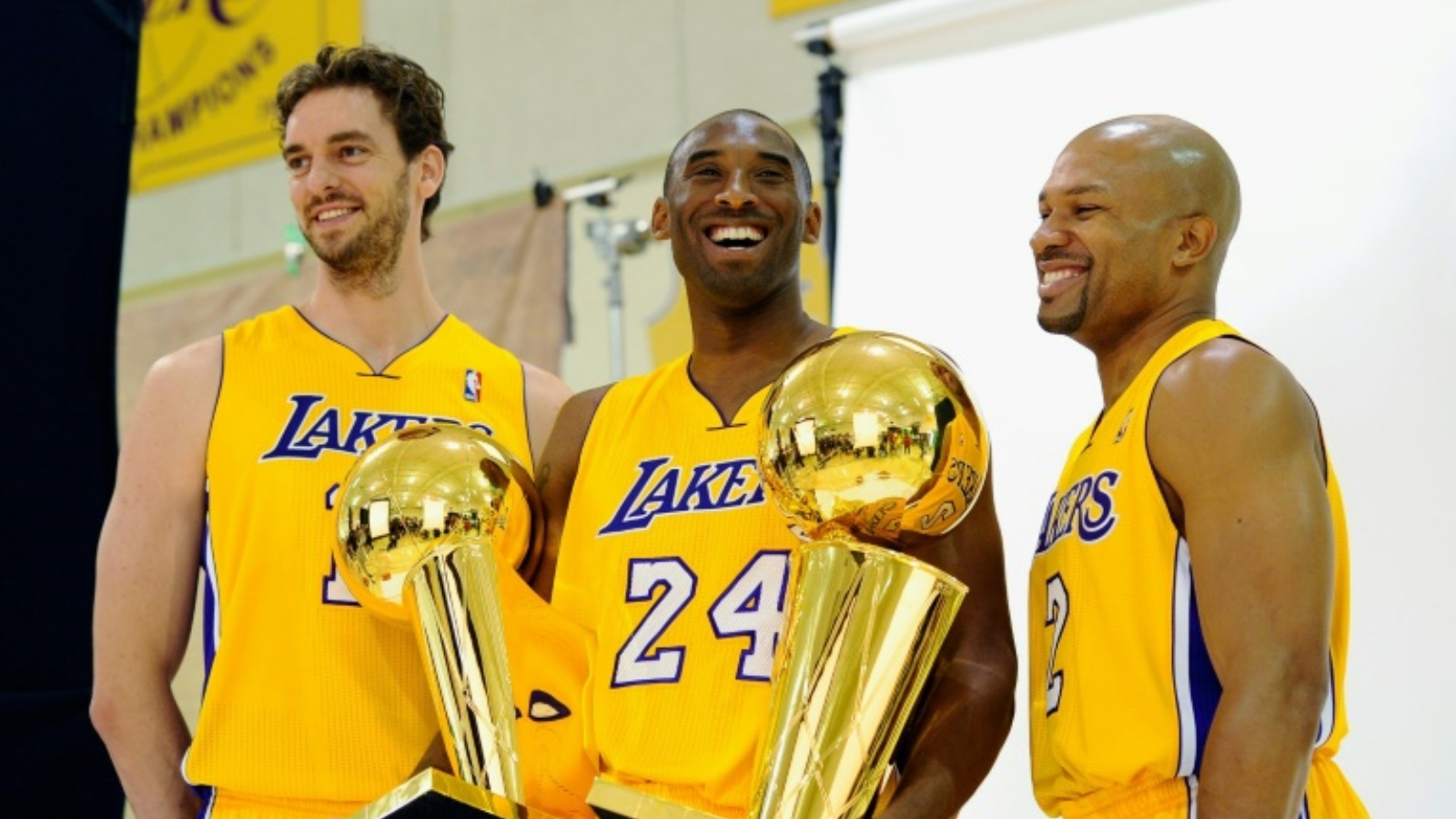 باو غاسول (يسار)، كوبي براينت (وسط) وديرك فيشر بعد فوز لوس أنجليس ليكيرز بلقب الدوري الأميركي للمحترفين في كرة السلة عام 2010.