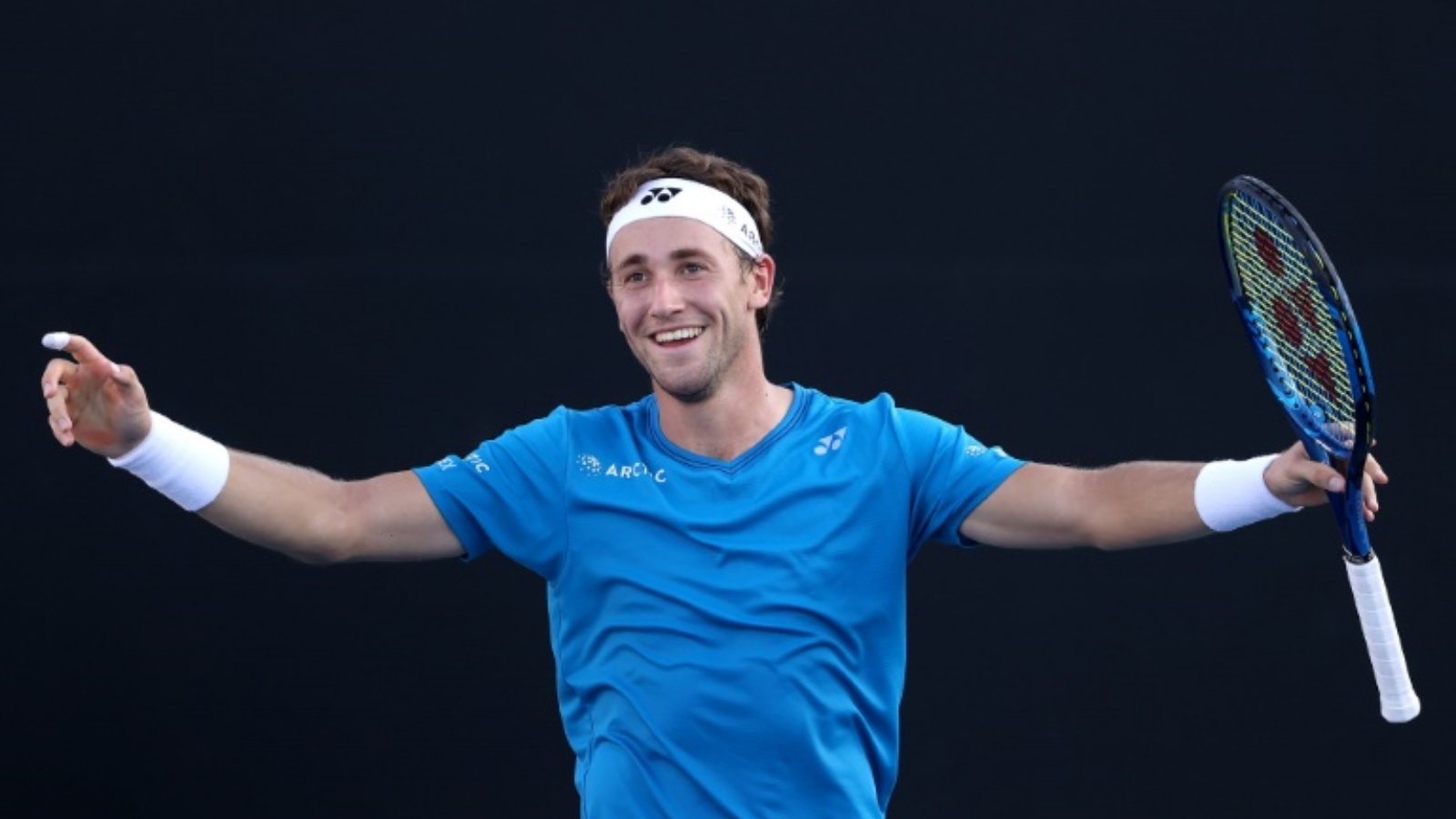 النروجي كاسبر رود يحتفل بتتويجه بطلًا لدورة سان دييغو الأميركية في كرة المضرب في الثالث من تشرين الأول/أكتوبر 2021.