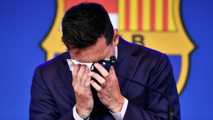 ليونيل ميسي يبكي خلال المؤتمر الصحافي الذي أعلن فيه مغادرته برشلونة