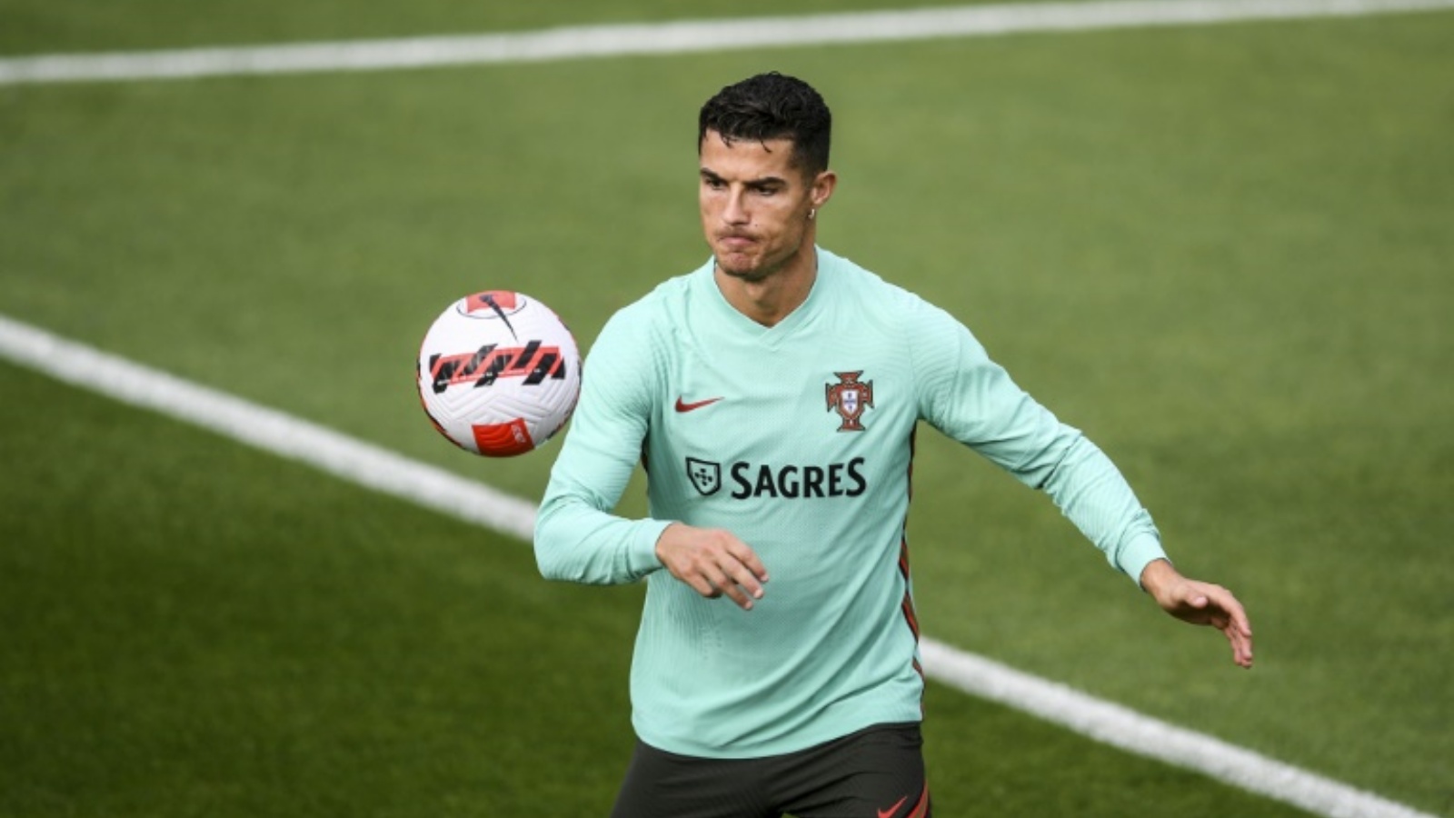 كريستيانو رونالدو، أفضل لاعب في العالم خمس مرات.