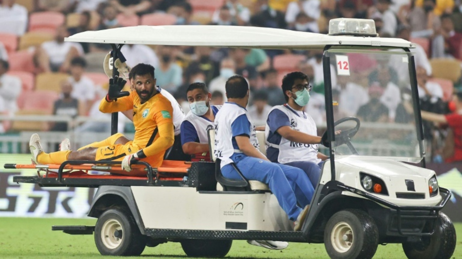 الحارس السعودي محمد العويس بعد إصابته خلال مواجهة الصين في تصفيات مونديال 2022 في جدة.
