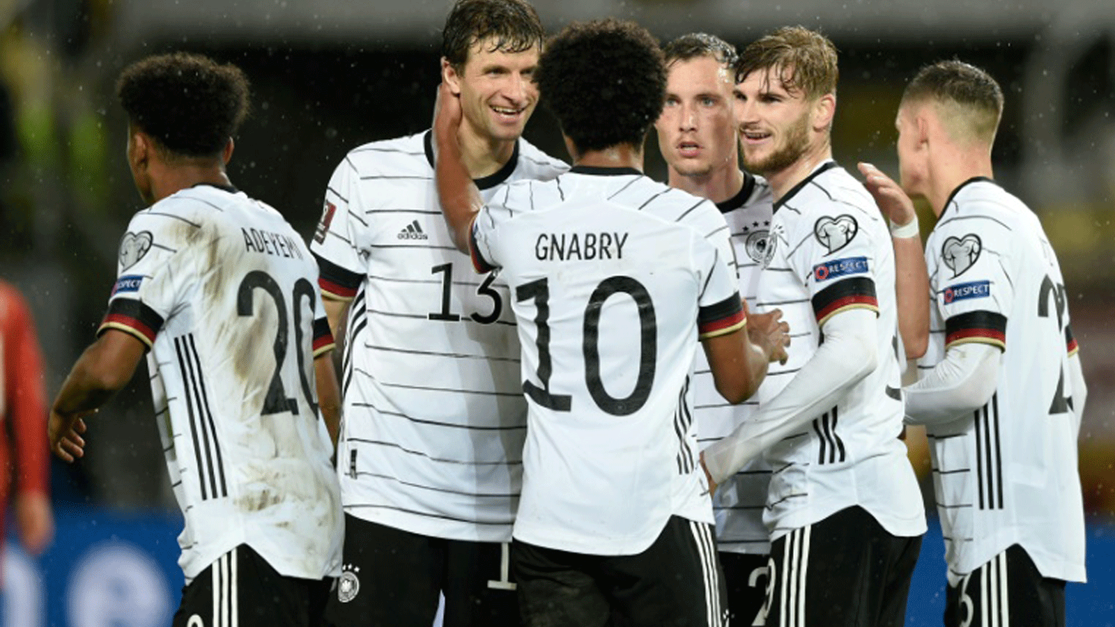 لاعبو المنتخب الألماني يحتفلون بالفوز على مقدونيا الشمالية وبالتأهل إلى نهائيات كأس العالم 2022 في قطر /سكوبي في 11 تشرين الأول/أكتوبر 2021