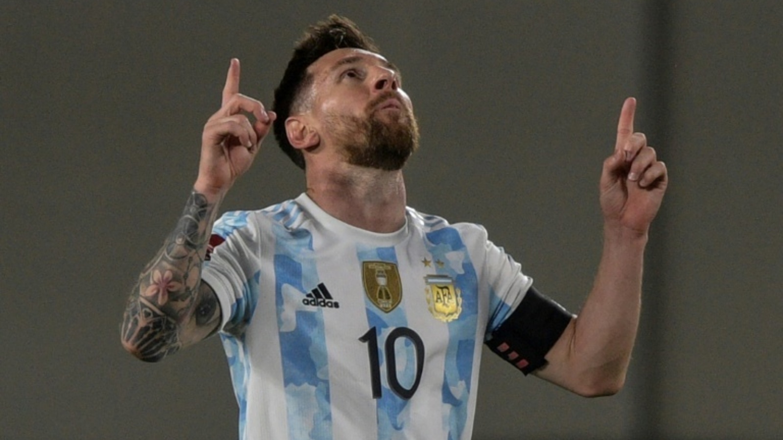 نجم الأرجنتين وقائدها ليونيل ميسي يحتفل بعد التسجيل في مرمى الأوروغواي ضمن تصفيات مونديال 2022، بوينوس أيرس في 10 تشرين الأول/أكتوبر 2021.