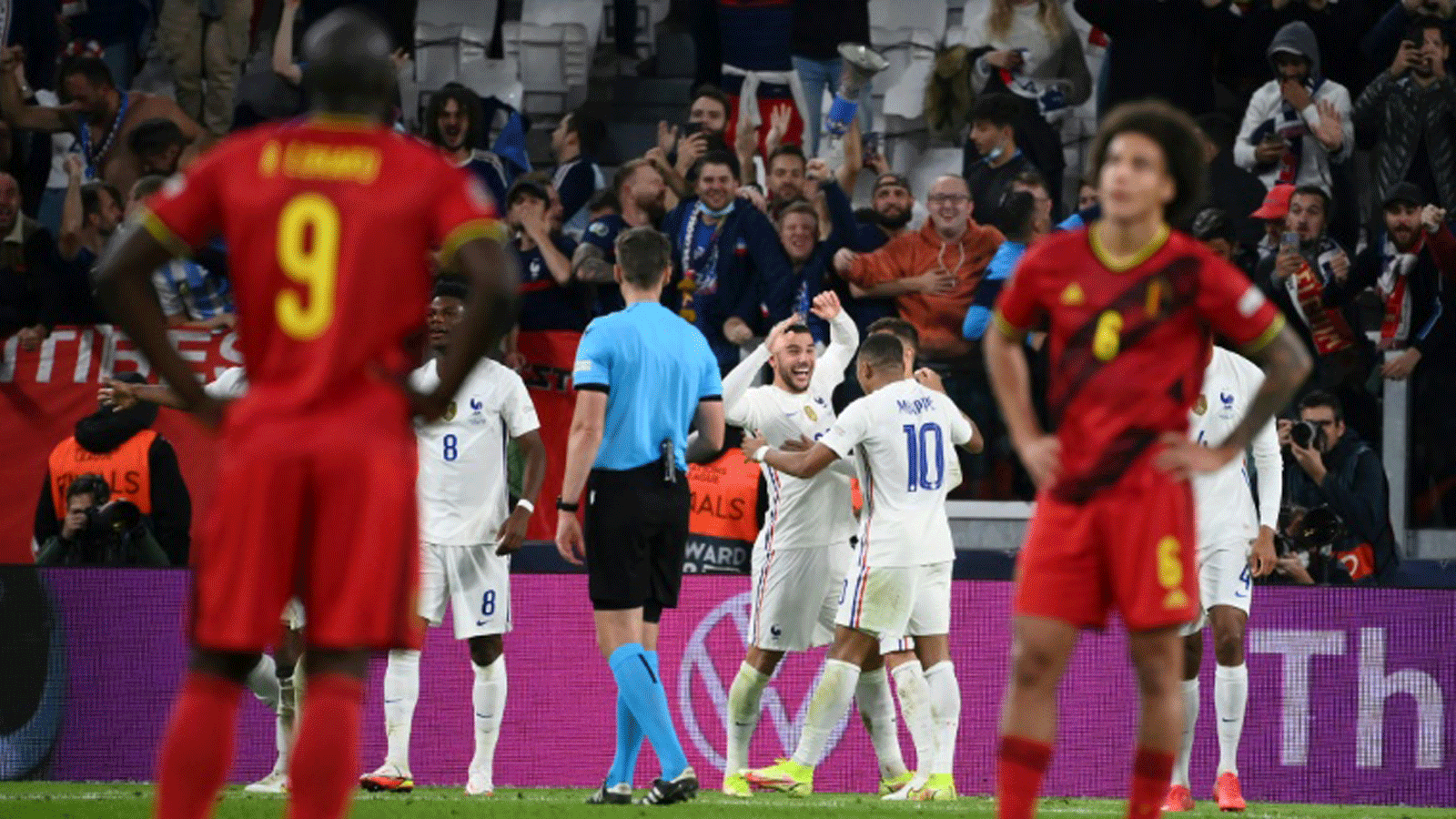 مدافع المنتخب الفرنسي ثيو هرنانديز يحتفل بتسجيله هدف الفوز في مرمى بلجيكا (3-2) في نصف نهائي دوري الامم الاوروبية في تورينو في 7 تشرين الأول/أكتوبر 2021.
