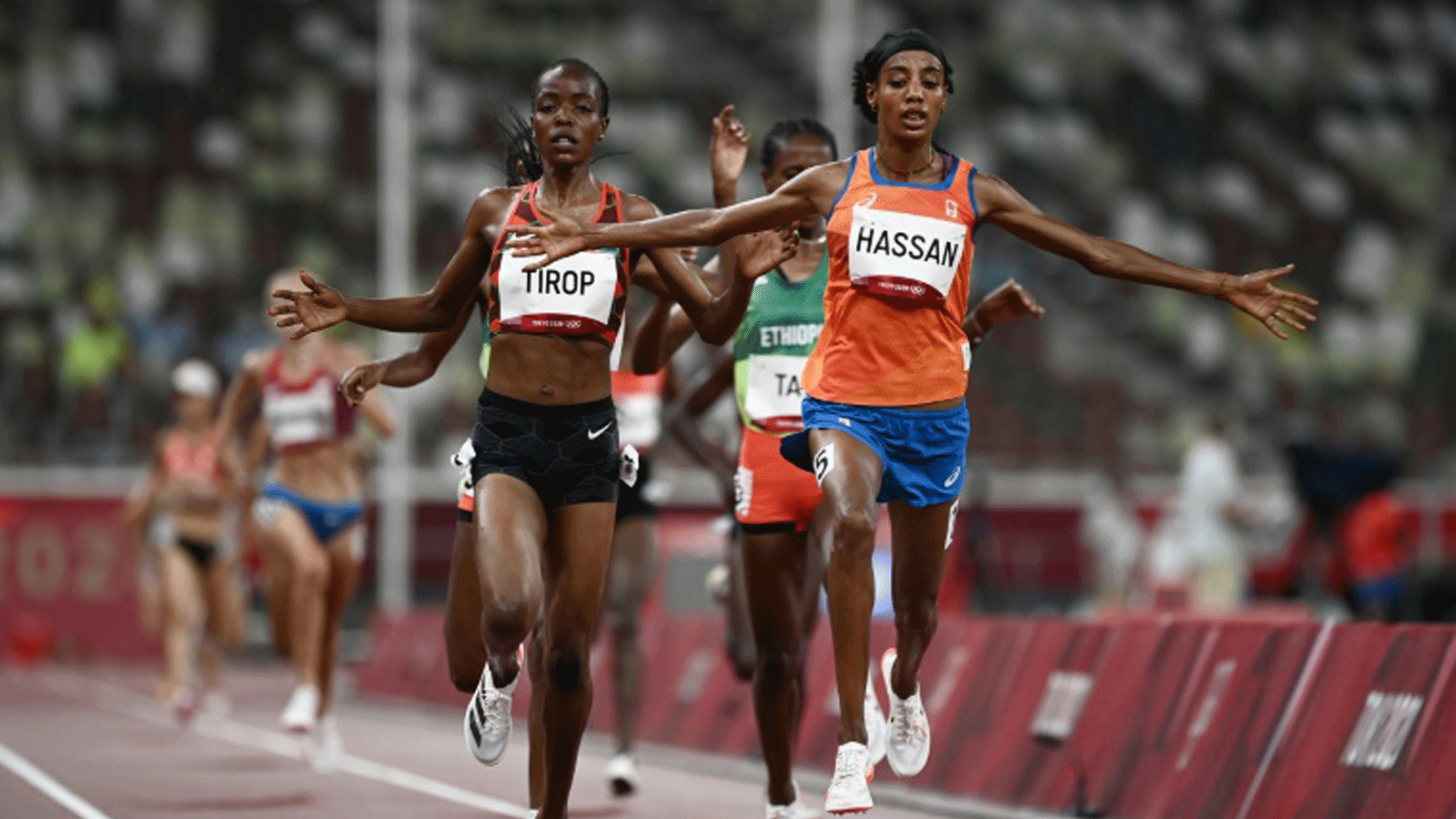 تيروب (يسار) وراء النجمة الهولندية سيفان حسن في تصفيات سباق 5 آلاف متر في أولمبياد طوكيو