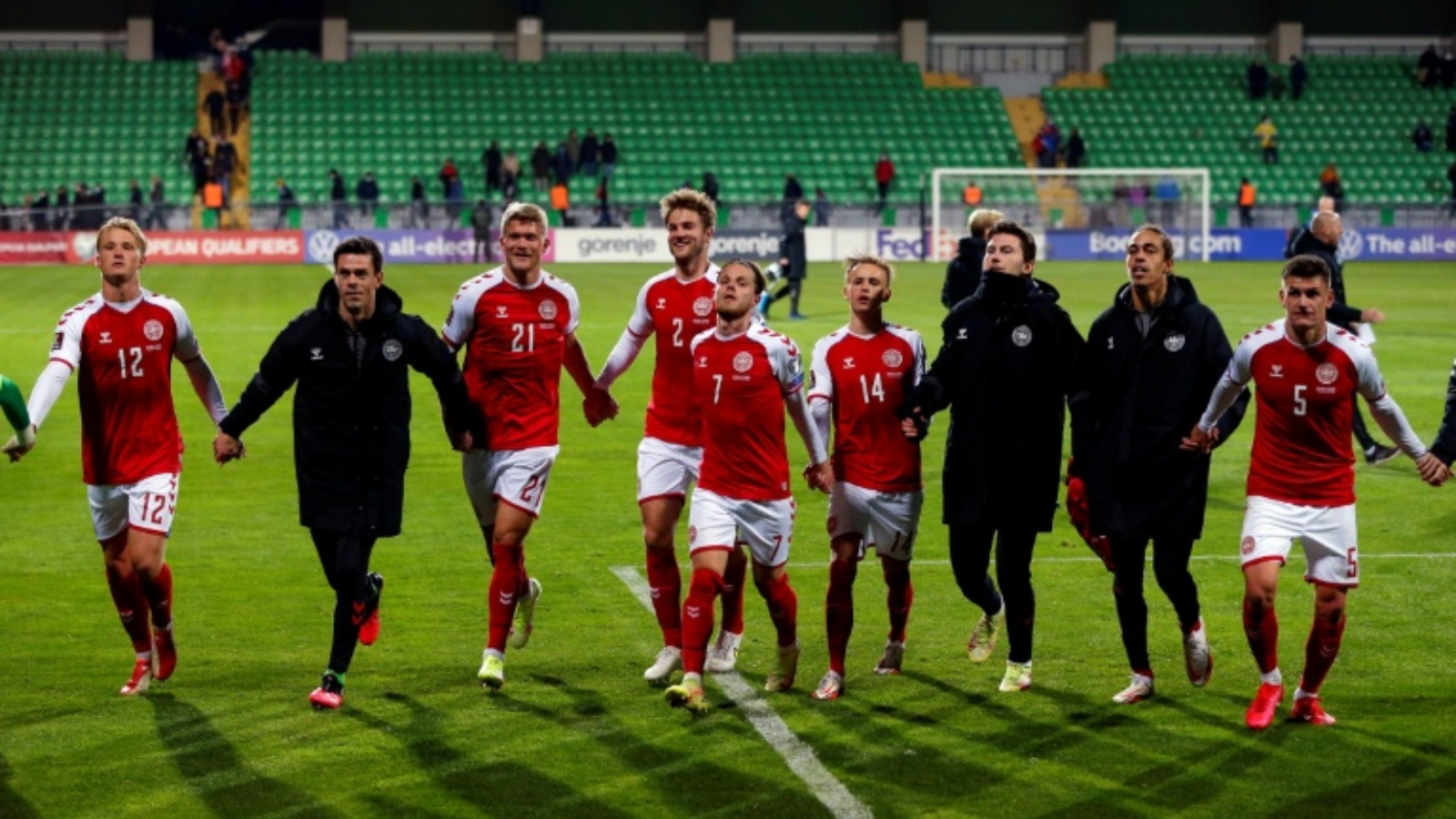 لاعبو منتخب الدنمارك يحتفلون بالفوز على مولدوفا في 9 تشرين الأول/أكتوبر 2021.