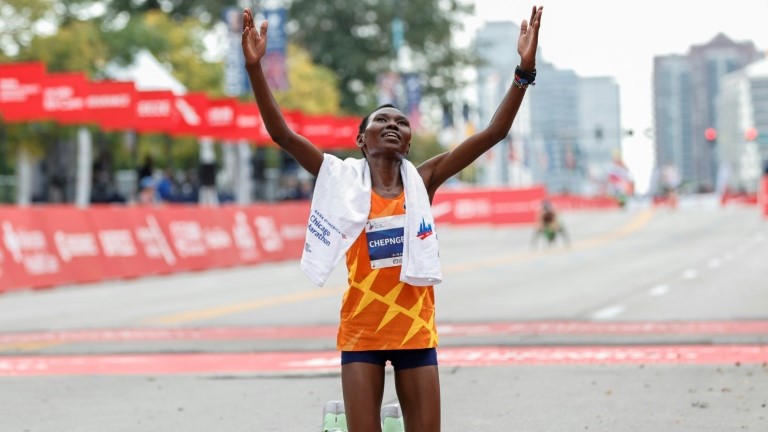 الكينية روث شيبنغيتيش بعد فوزها بماراتون شيكاغو في 10 تشرين الاول/أكتوبر 2021