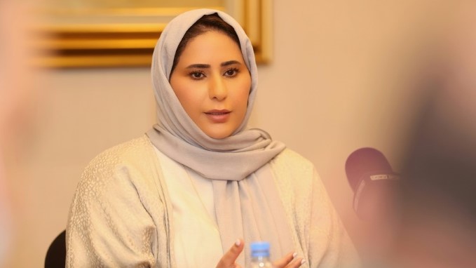 فاطمة النعيمي، المديرة التنفيذية لادارة الاتصال باللجنة العليا للمشاريع والارث، خلال حديثها إلى وسائل الإعلام في 22 تشرين الأول/أكتوبر 2021.