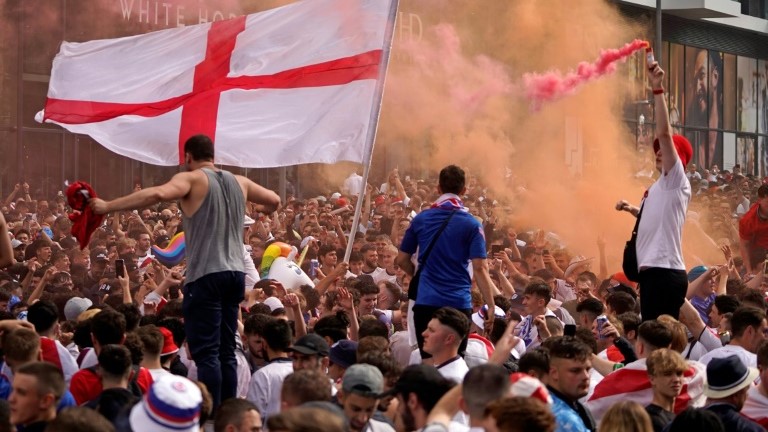 لقطة للمشجعين الانكليز خارج ملعب ويمبلي قبيل انطلاق نهائي كأس أوروبا بين منتخب بلادهم ونظيره الإيطالي، لندن في 11 تموز/يوليو 2021