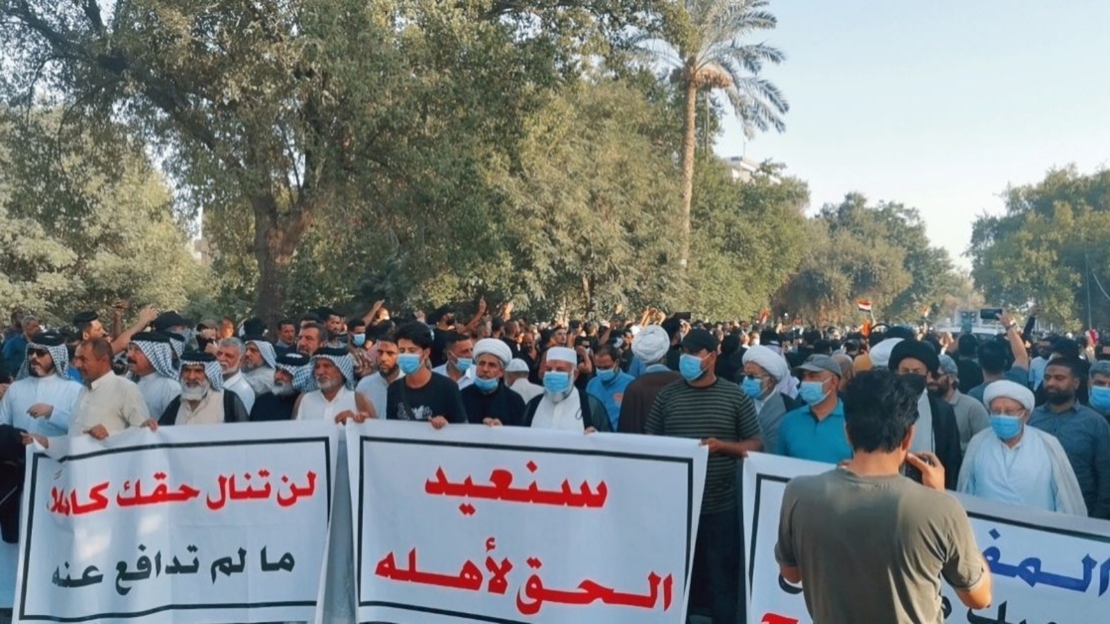 محتجون عراقيون ضد نتائج الانتخابات يعتصمون أمام المنطقة الخضراء في بغداد الأربعاء 20 تشرين الأول/ أكتوبر 2021. (الوكالة الوطنية العراقية)