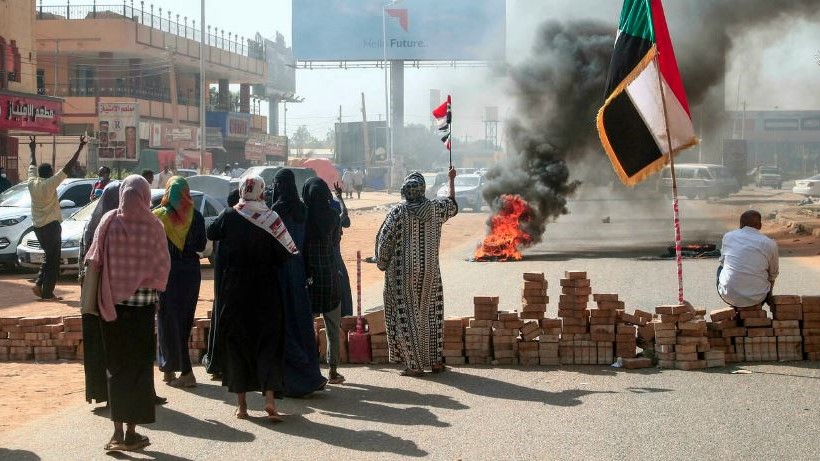 مواطنون سودانيون في شوارع الخرطوم ينددون بالانقلاب العسكري الإثنين