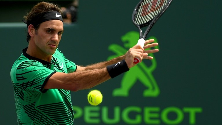 لقطة للسويسري روجيه فيدرر خلال مباراته ضد الاسباني رافايل نادال في دورة ميامي في كرة المضرب. الثاني من نيسان/ابريل 2017