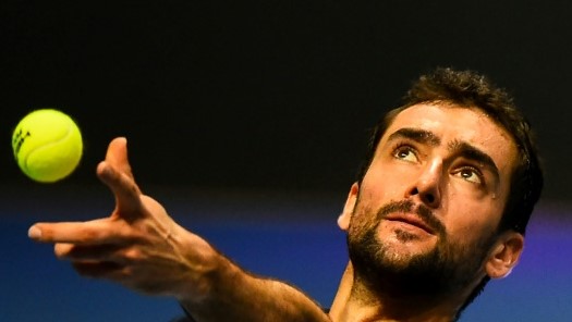 الكرواتي مارين تشيليتش لحظة الارسال في المباراة النهائية لدورة سان بطرسبورغ الروسية في كرة المضرب في 31 تشرين الأول/أكتوبر 2021.