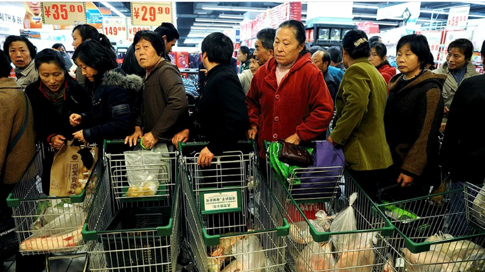 متسوقون صينيون يصطفون في سوبر ماركت في خفي بمقاطعة آنهوي بشرق الصين في عام 2010