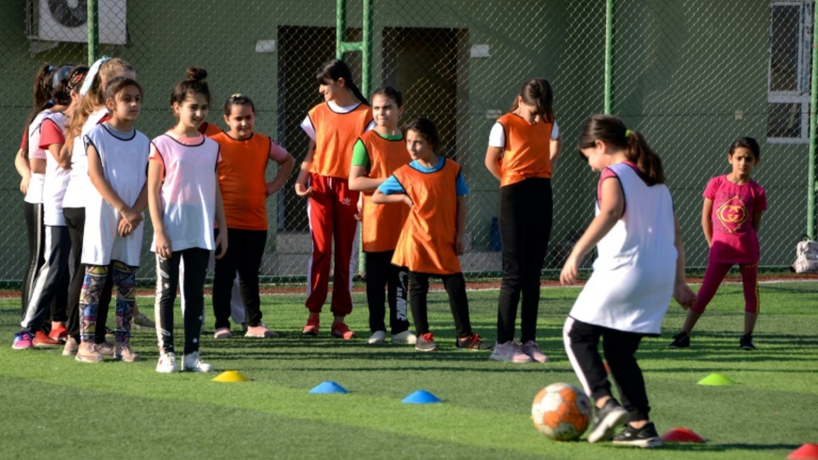 مراهقات عراقيات يشاركن ضمن حصة تدريبية في أكاديمية كرة قدم للفتيات في مدينة برطلة ذات الغالبية المسيحية بشمال العراق في 21 تشرين الأوّل/أكتوبر 2021.