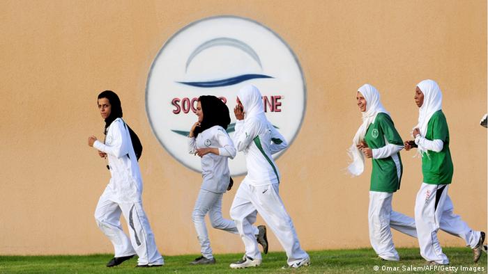 لاعبات سعوديات يتمرن استعدادًا لدوري السيدات