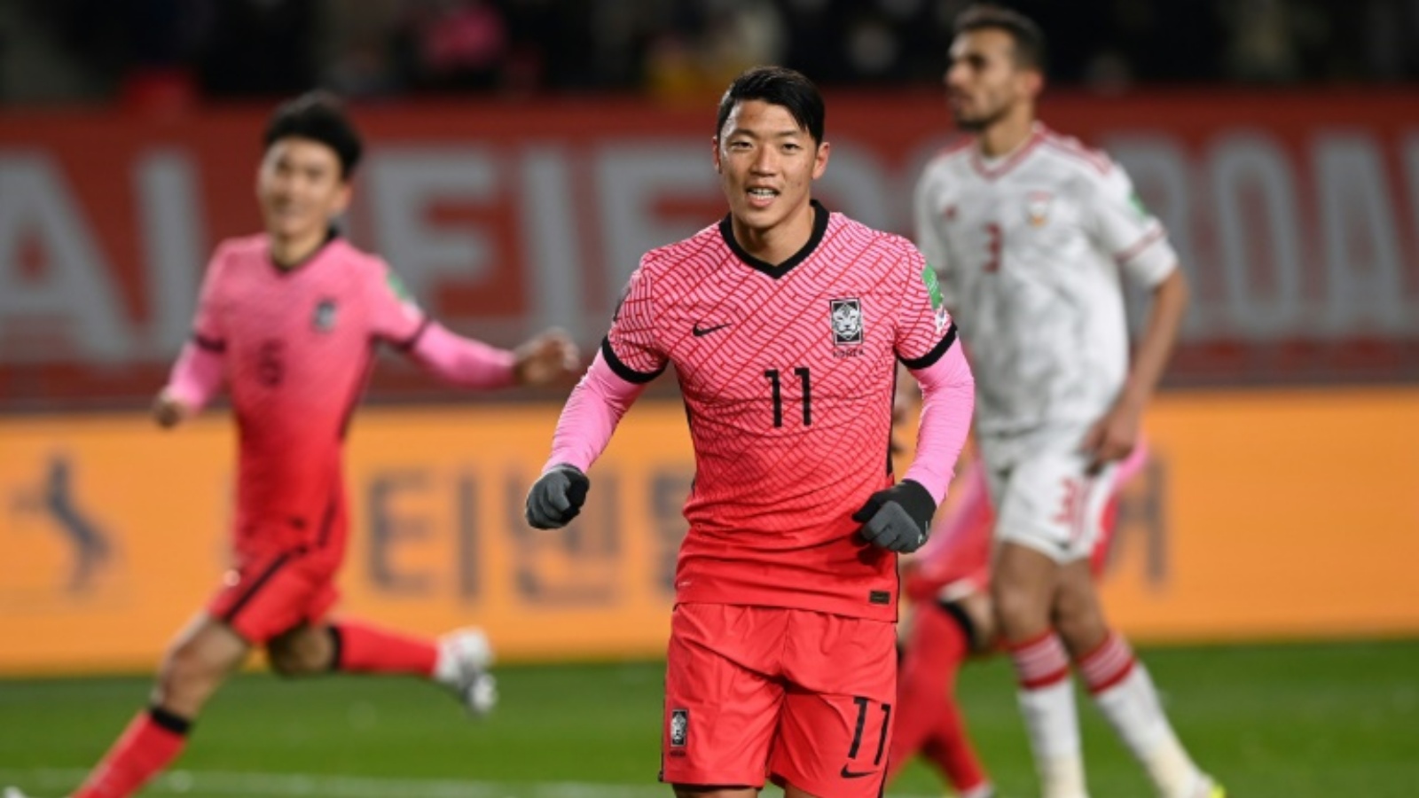 الكوري الجنوبي هوانغ هي-تشان (وسط) بعد تسجيله في مرمى الإمارات ضمن تصفيات مونديال 2022