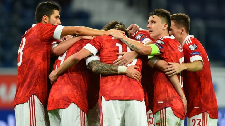 لاعبو المنتخب الروسي يحتفلون بعد تسجيل الهدف الثاني في مرمى قبرص خلال الجولة التاسعة من التصفيات الأوروبية المؤهلة إلى مونديال قطر 2022 في سان بطرسبرغ في 11 تشرين الثاني/نوفمبر 2021