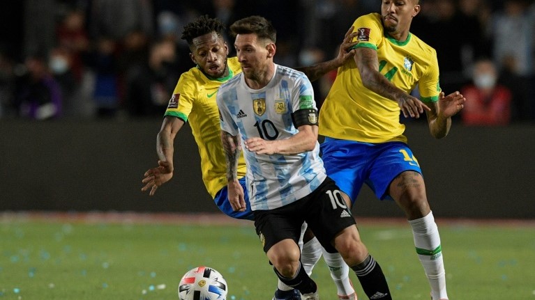 الأرجنتيني ليونيل ميسي يحاول التخلص من البرازيليين فريد وإيدر ميليتاو خلال لقاء المنتخبين في تصفيات قارة أميركا الجنوبية في سان خوان في الأرجنتين في 17 تشرين الثاني/نوفمبر 2021