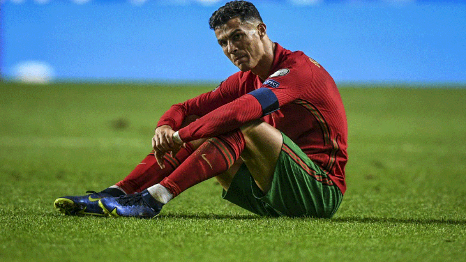 البرتغالي كريستيانو رونالدو غاضب بعد فشل بلاده في التأهل المباشر الى نهائيات كأس العالم 2022 في قطر، بسبب خسارتها امام صربيا