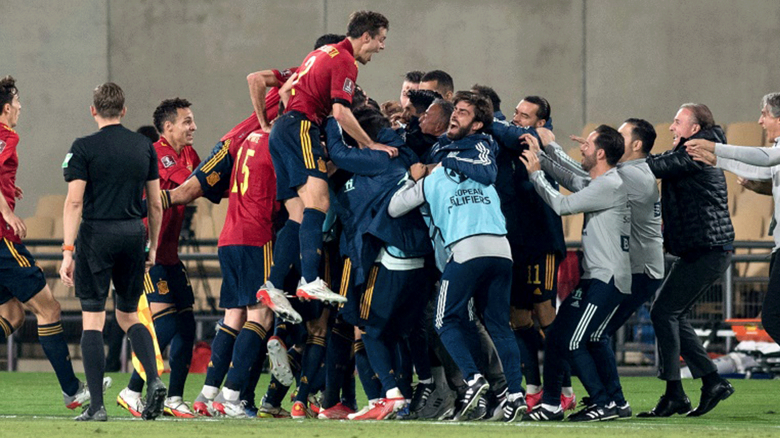 لاعبو المنتخب الإسباني يحتفلون بهدف الفارو موراتا(وسط) ضد السويد، إشبيلية في 14 تشرين الثاني/نوفمبر 2021