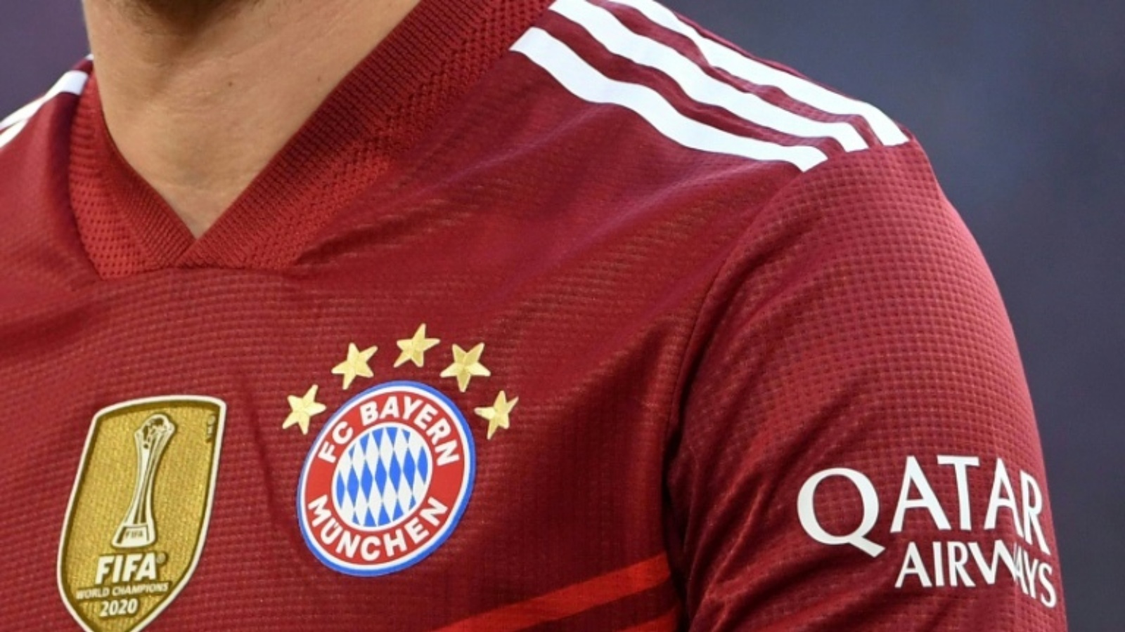 شعار شركة الخطوط الجوية القطرية يظهر على أكمام قمصان بايرن ميونيخ بطل ألمانيا.