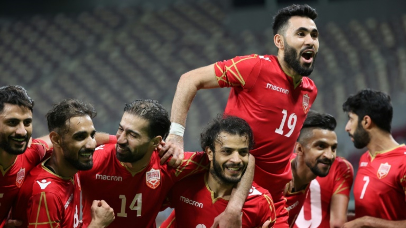 لاعبو البحرين يحتفلون بعد التسجيل في مرمى الكويت في تصفيات كأس العرب في 25 حزيران/يونيو 2021 في الدوحة.