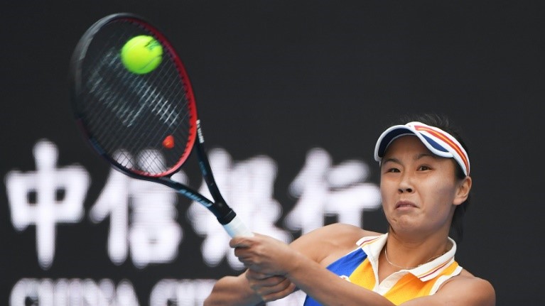 لاعبة كرة المضرب الصينية بينغ شواي خلال مباراة في دورة بكين في 4 تشرين الأول/أكتوبر 2017