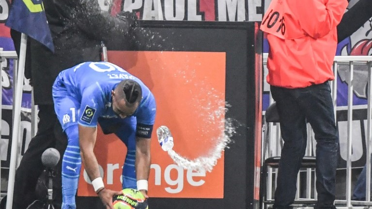 قائد مرسيليا ديميتري باييت لحظة اصابته بعبوة مياه عندما كان يتأهب لنتفيذ ركلة ركنية في المباراة ضد ليون في الدولي الفرنسي في 21 تشرين الثاني/نوفمبر 2021.