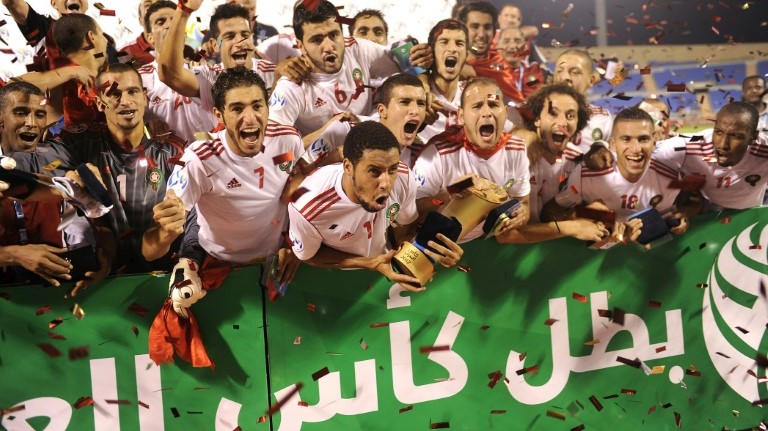 لاعبو منتخب المغرب يحتفلون بالفوز بكأس العرب لكرة القدم عام 2012 في جدة بعد الفوز على ليبيا