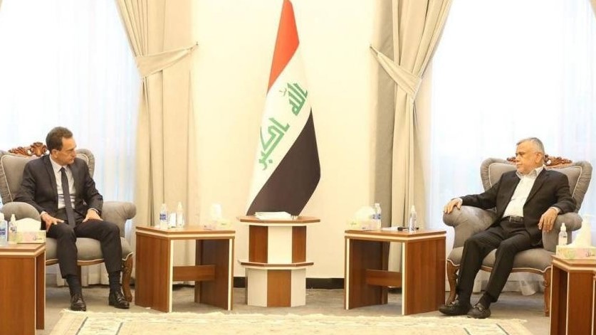 رئيس تحالف الفتح هادي العامري مجتمعا في بغداد الاثنين 22 تشرين الثاني نوفمبر 2021 مع السفير الفرنسي في بغداد إريك شوفالييه (مكتب العامري)