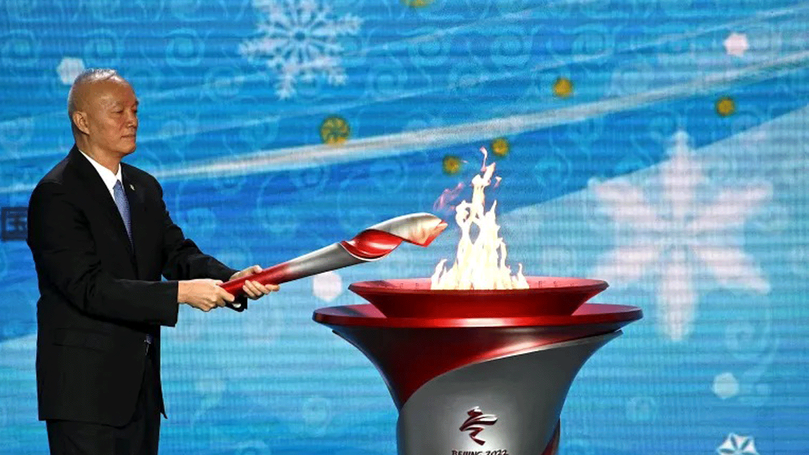 تساي تشي، سكرتير الحزب الشيوعي في بكين، يضيء المرجل خلال حفل الترحيب بالشعلة الأولمبية قبل أولمبياد بكين الشتوية 2022، في بهو البرج الأولمبي في بكين في 20 تشرين الأول/أكتوبر 2021