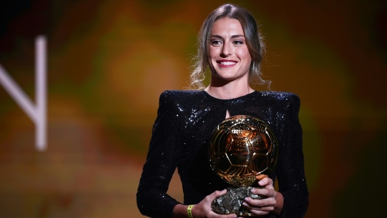 لاعبة برشلونة الاسبانية أليكسيا بوتياس مع الكرة الذهبية لأفضل لاعبة في العالم هذا العام خلال حفل الكرة الذهبية لمجلة فرانس فوتبول في باريس في 29 تشرين الثاني/نوفمبر 2021.