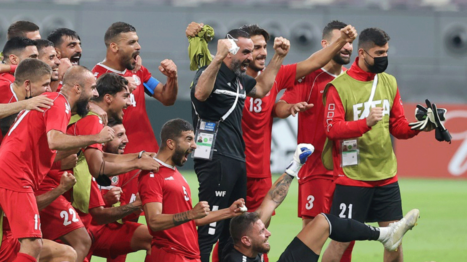 لاعبو لبنان يحتفلون بالتأهل إلى كأس العرب 2021 في كرة القدم بعد الفوز على دجيبوتي في الدوحة في 23 حزيران/يونيو 2021