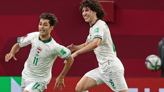 مهاجم العراق حسن عبد الكريم يحتفل بادراكه التعادل في مرمى عمان (1-1) في دور المجموعات لمسابقة كأس العارب في قطر في 30 تشرين الثاني/نوفمبر 2021.