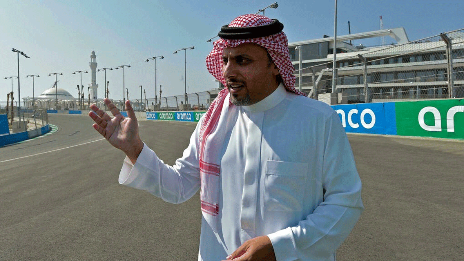 الأمير خالد بن سلطان الفيصل، رئيس الاتحاد السعودي للسيارات والدراجات النارية، يتحدث في حلبة كورنيش جدة التي ستستضيف سباق الجائزة الكبرى السعودي.