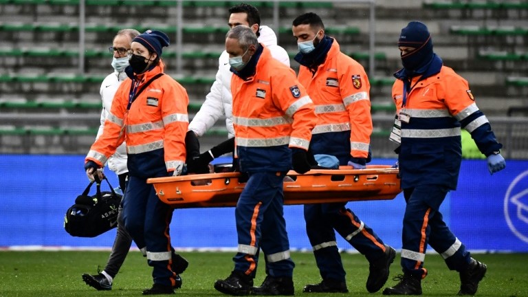 لاعب باريس سان جرمان الدولي البرازيلي نيمار لحظة نقله خارج الملعب بعد إصابته في الكاحل في المباراة ضد سانت إتيان في الدوري الفرنسي في 28 تشرين الثاني/نوفمبر 2021.