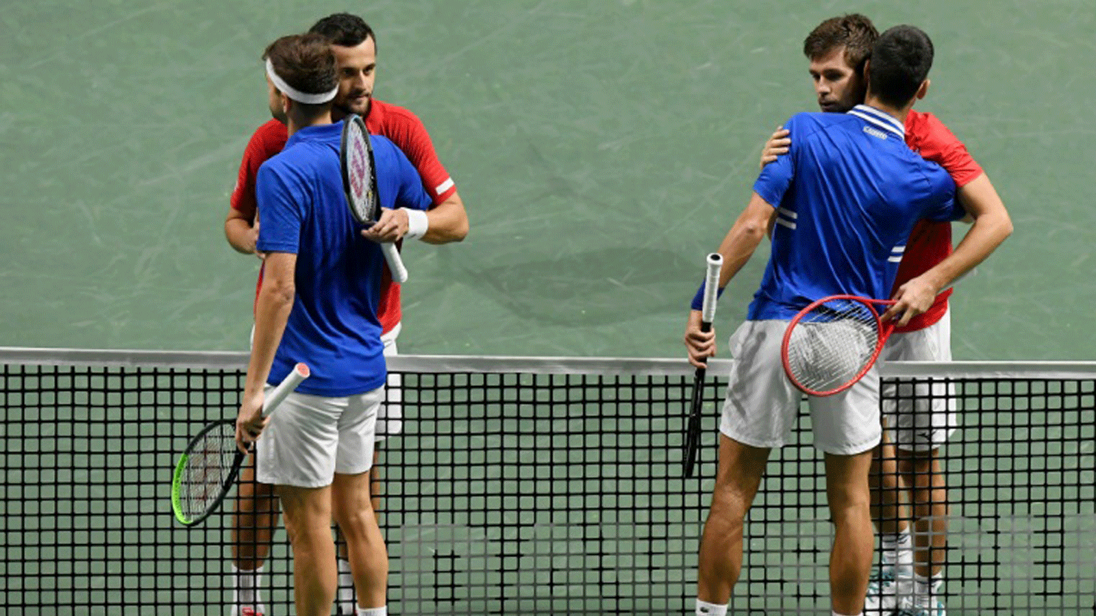 الصربيان نوفاك ديوكوفيتش وفيليب كراينوفيتش (أزرق) بعد خسارتهما ضد الكرواتيين ماتي بافيتش ونيكولا ميكيش في نصف نهائي كأس ديفيس لمنتخبات الرجال في كرة المضرب. مدريد في 3 كانون الاول/ديسمبر 2021
