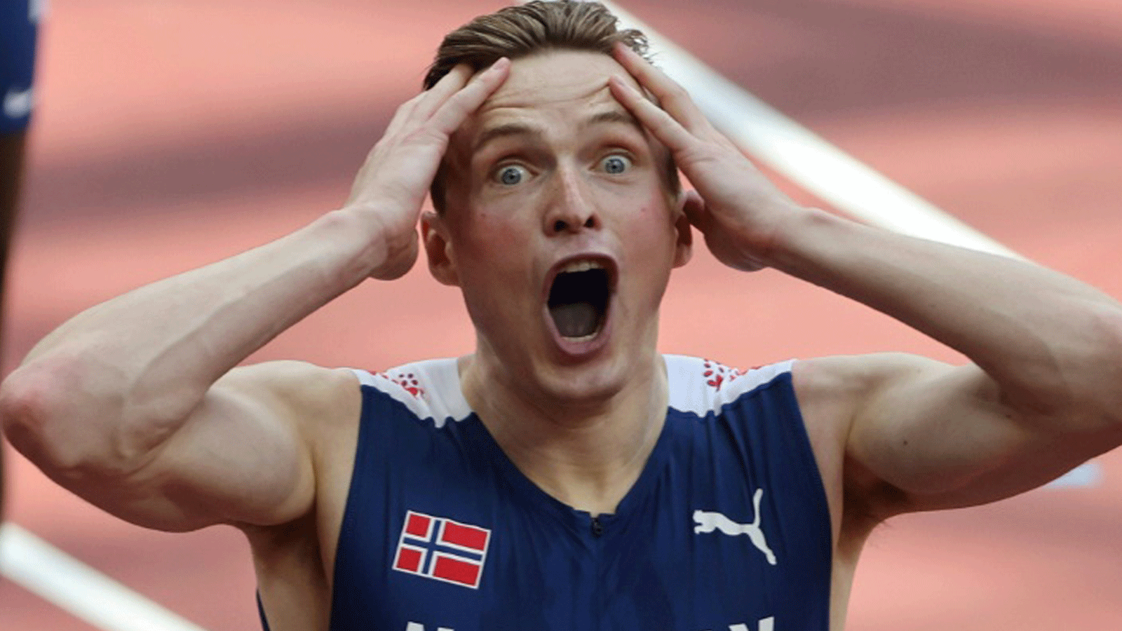 النروجي كارستن فارهولم بعد تحطيمه الرقم العالمي في سباق 400 متر حواجز خلال أولمبياد طوكيو في 3 آب/أغسطس 2021