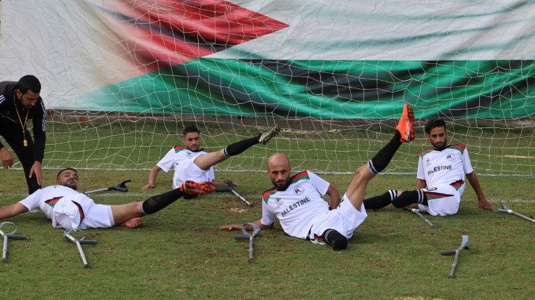 لاعبون فلسطينيون من المنتخب الفلسطيني الوطني لكرة القدم لذوي البتر خلال مباراة تدريبية تحت إشراف اللجنة الدولية للصليب الأحمر في الثاني من كانون الأول/ديسمبر 2021 في ملعب فلسطين في قطاع غزة المحاصر 