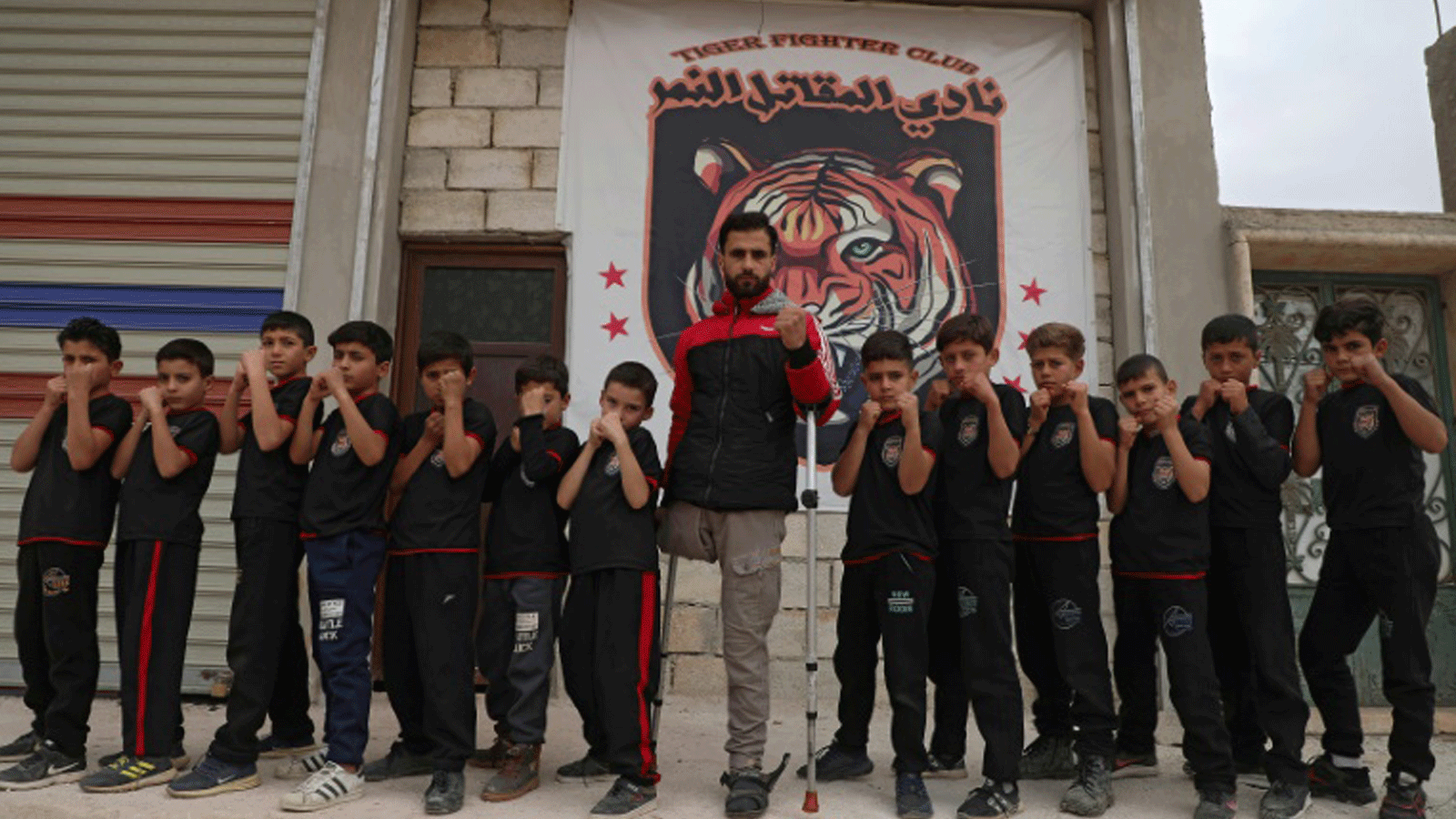 فاضل عثمان أمام شارة نادي التدريب مع الأطفال 