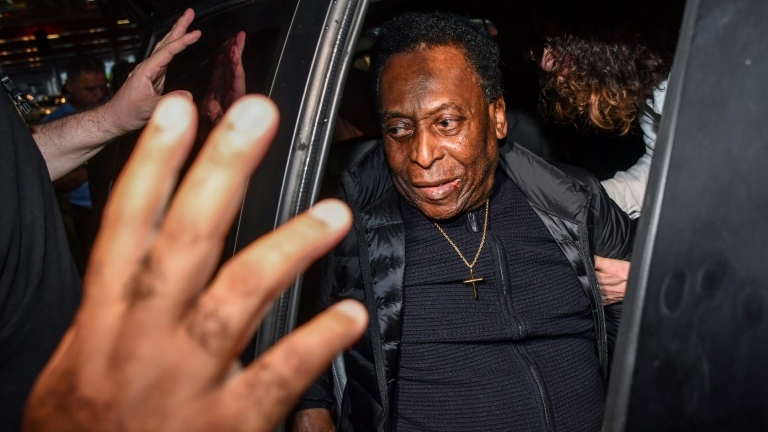 أسطورة كرة القدم البرازيلي بيليه خلال وصوله إلى مطار غارويوس بالقرب من ساو باولو في 9 نيسان/أبريل 2019