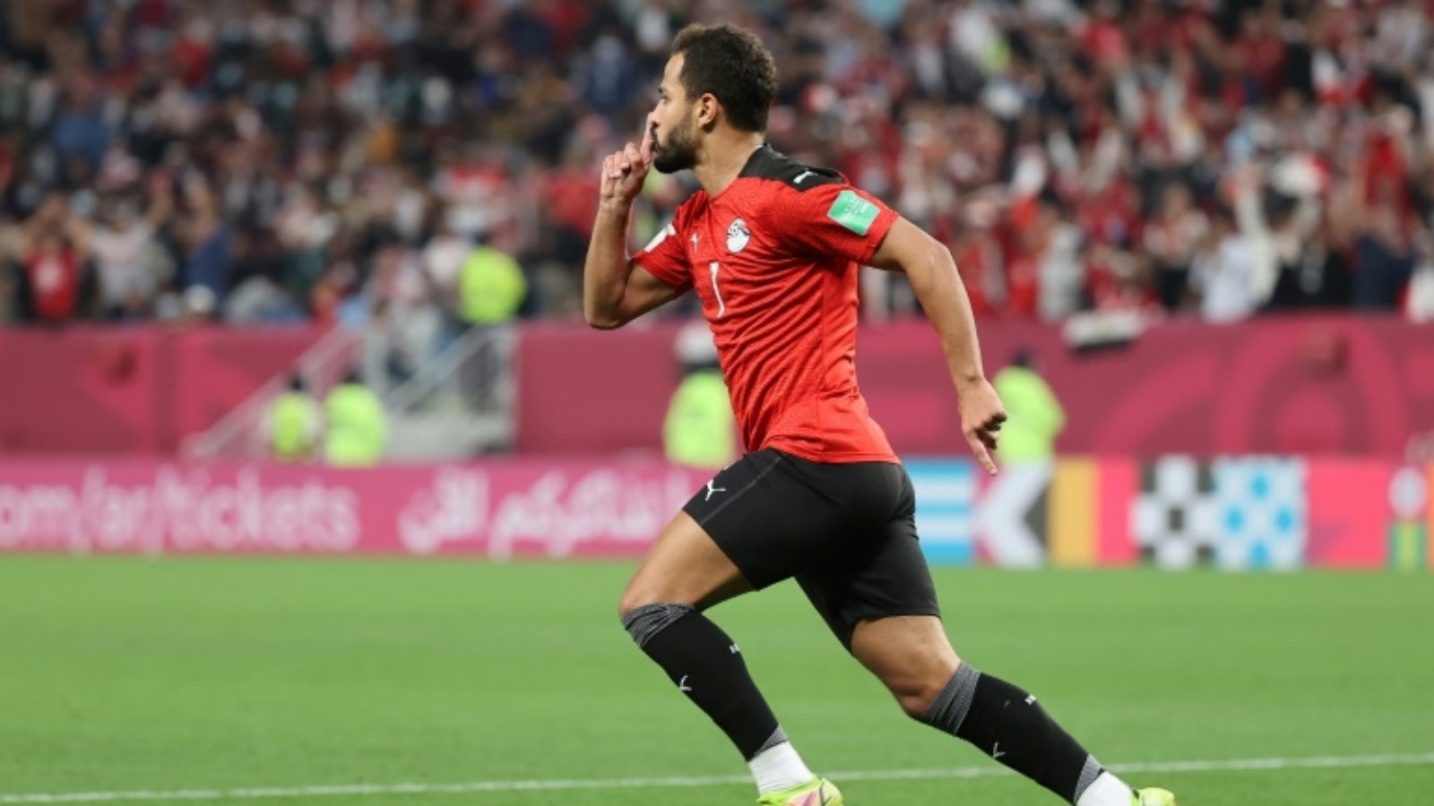 المصري أحمد رفعت يحتفل بعد تسجيله في مرمى الأردن ضمن ربع نهائي كأس العرب لكرة القدم