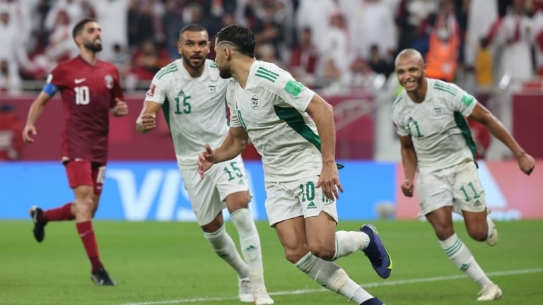 الجزائري يوسف بلايلي يحتفل بتسجيل الهدف الثاني لمنتخب بلاده في مرمى قطر في نصف نهائي كأس العرب على ملعب الثمامة بالعاصمة القطرية الدوحة في 15 كانون الأول/ديسمبر 2021