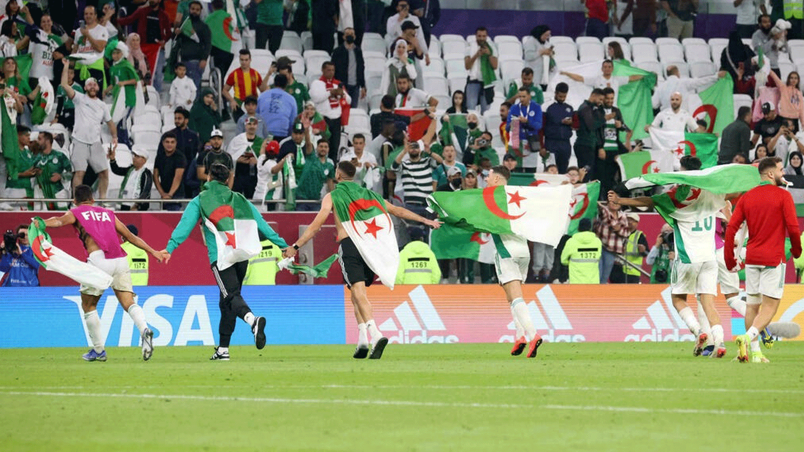المنتخب الجزائري، بطل أفريقيا، يخوض مباراة نصف نهائي كأس العرب ضد منتخب قطر (المضيف)