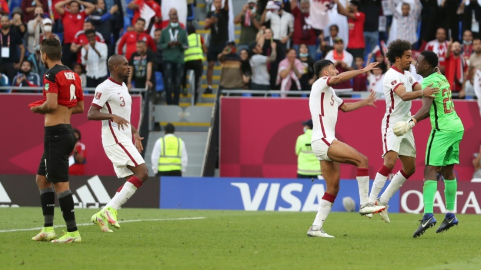 لاعبو قطر يحتفلون بالفوز على مصر بركلات الترجيح 5-4 بعد تعادلهما سلباً في الوقتين الأصلي والإضافي في مباراة تحديد المركزين الثالث والرابع في كأس العرب على استاد 974 في الدوحة في 18 كانون الأوّل/ديسمبر 2021