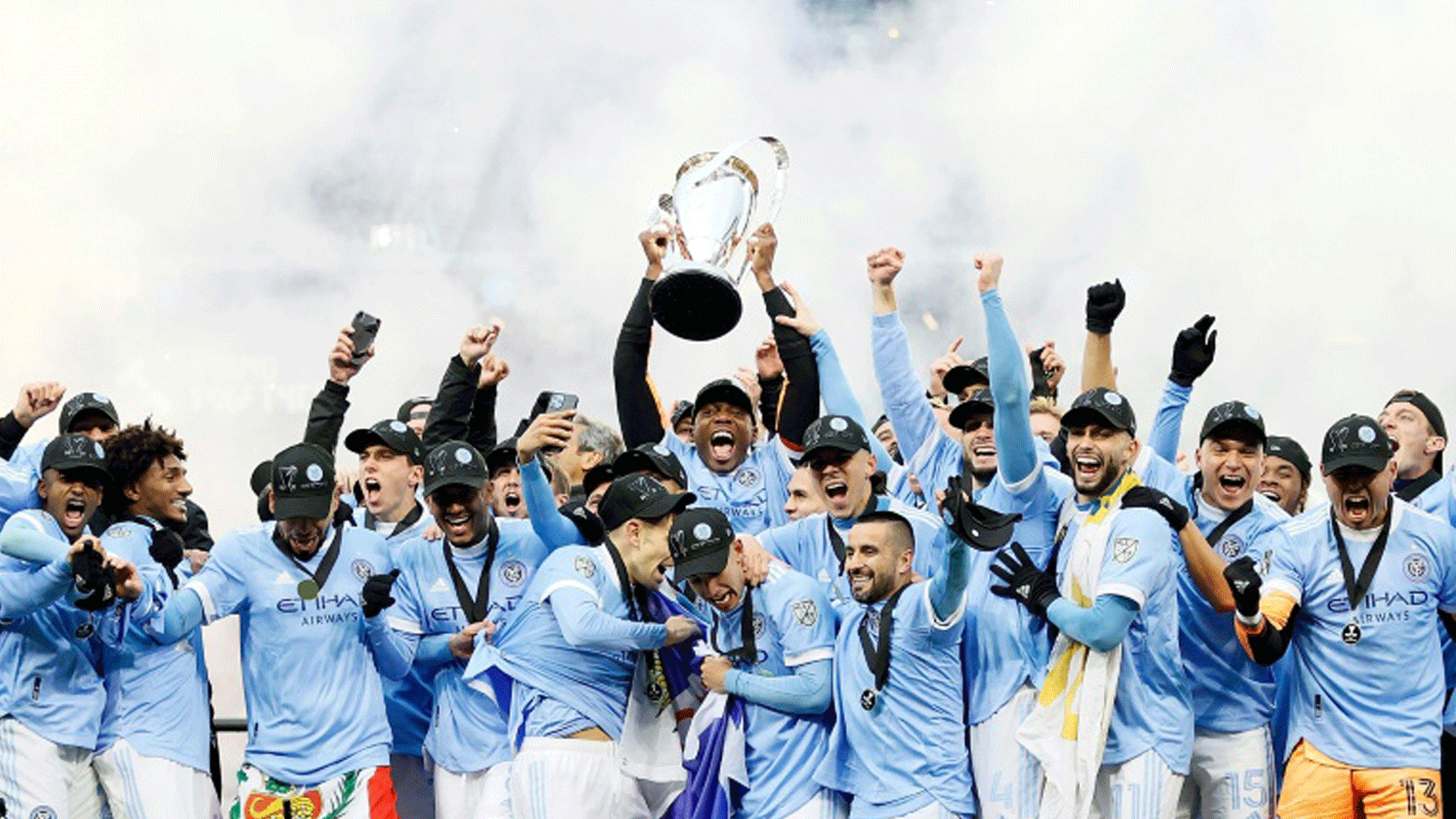 لاعبو نيويورك سيتي اف سي يحتفلون بإحراز لقب الدوري الأميركي لكرة القدم، أوريغون، بورتلاند، في 11 كانون الأول/ديسمبر 2021